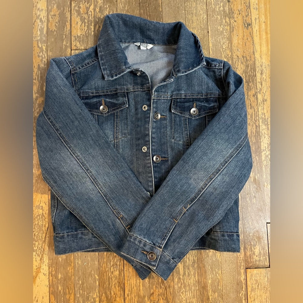 Kids jean jacket size 8 yo, never worn, smoke free home
